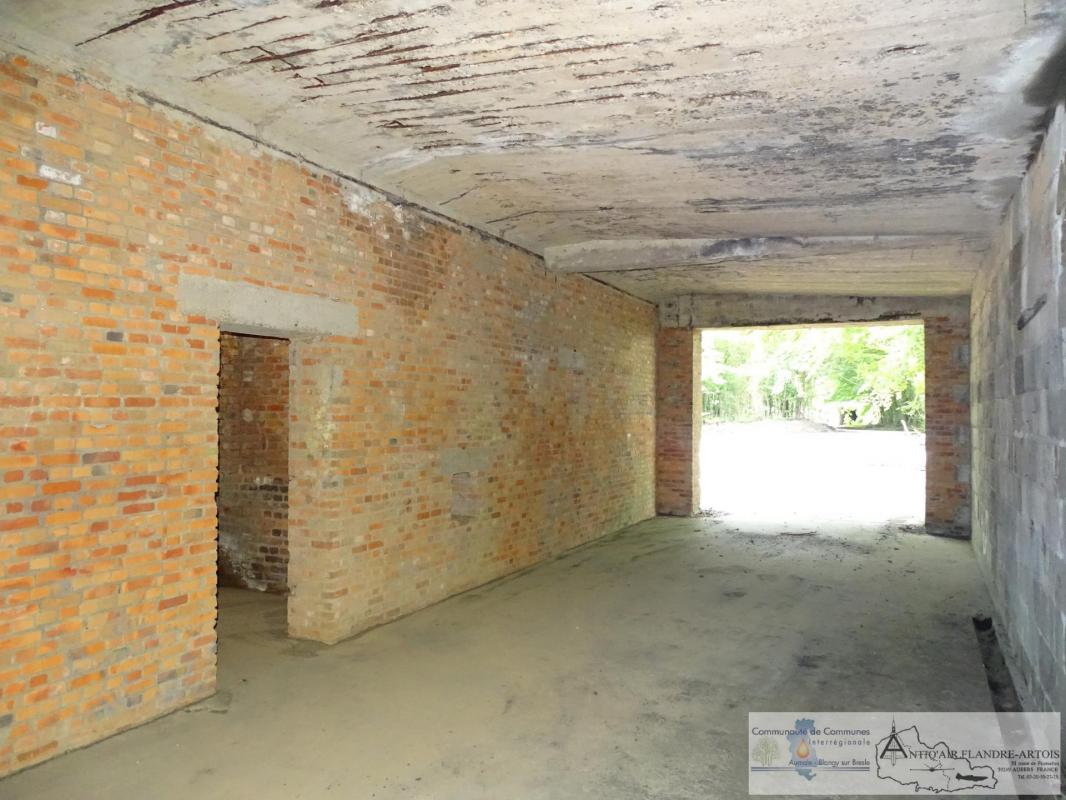 L'intérieur du bâtiment de montages préliminaires