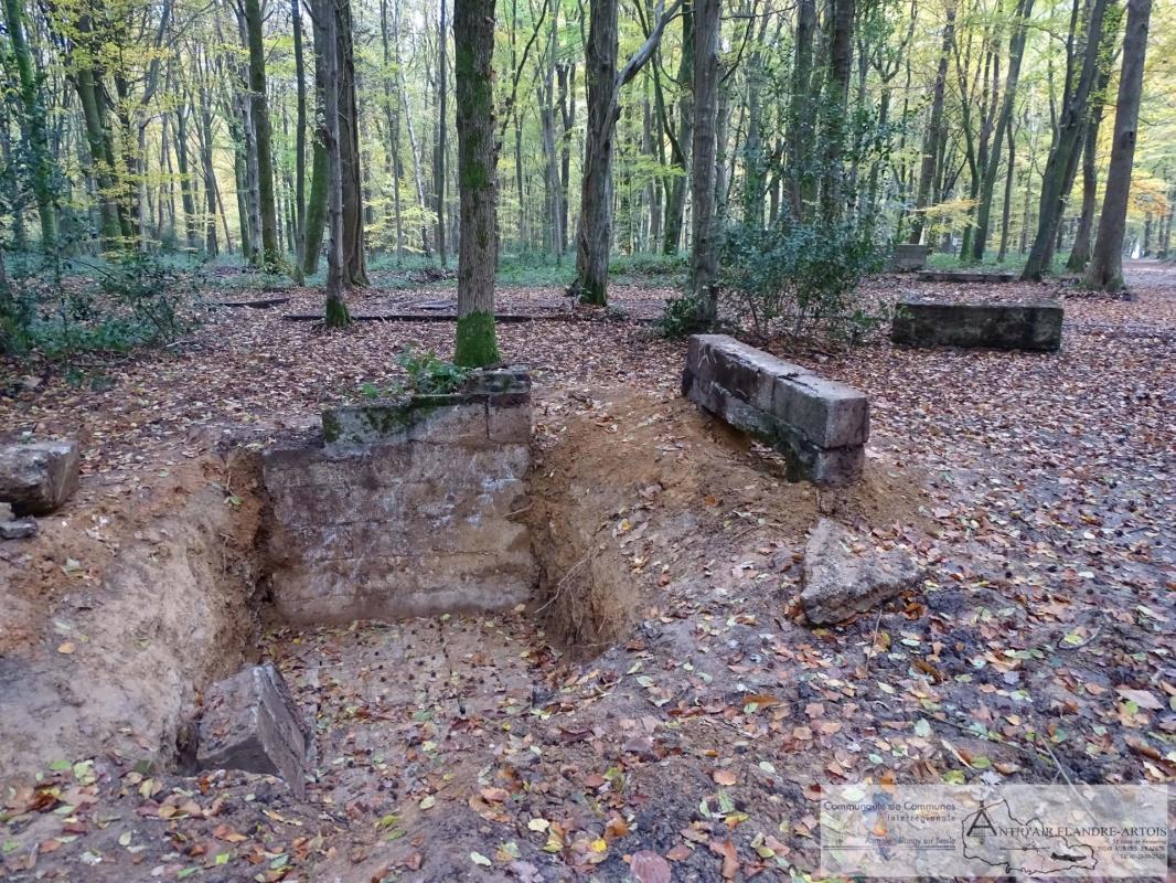 Au premier plan les vestiges du bunker de tir, au second plan à droite une cuve à eau, à gauche la rampe de lancement