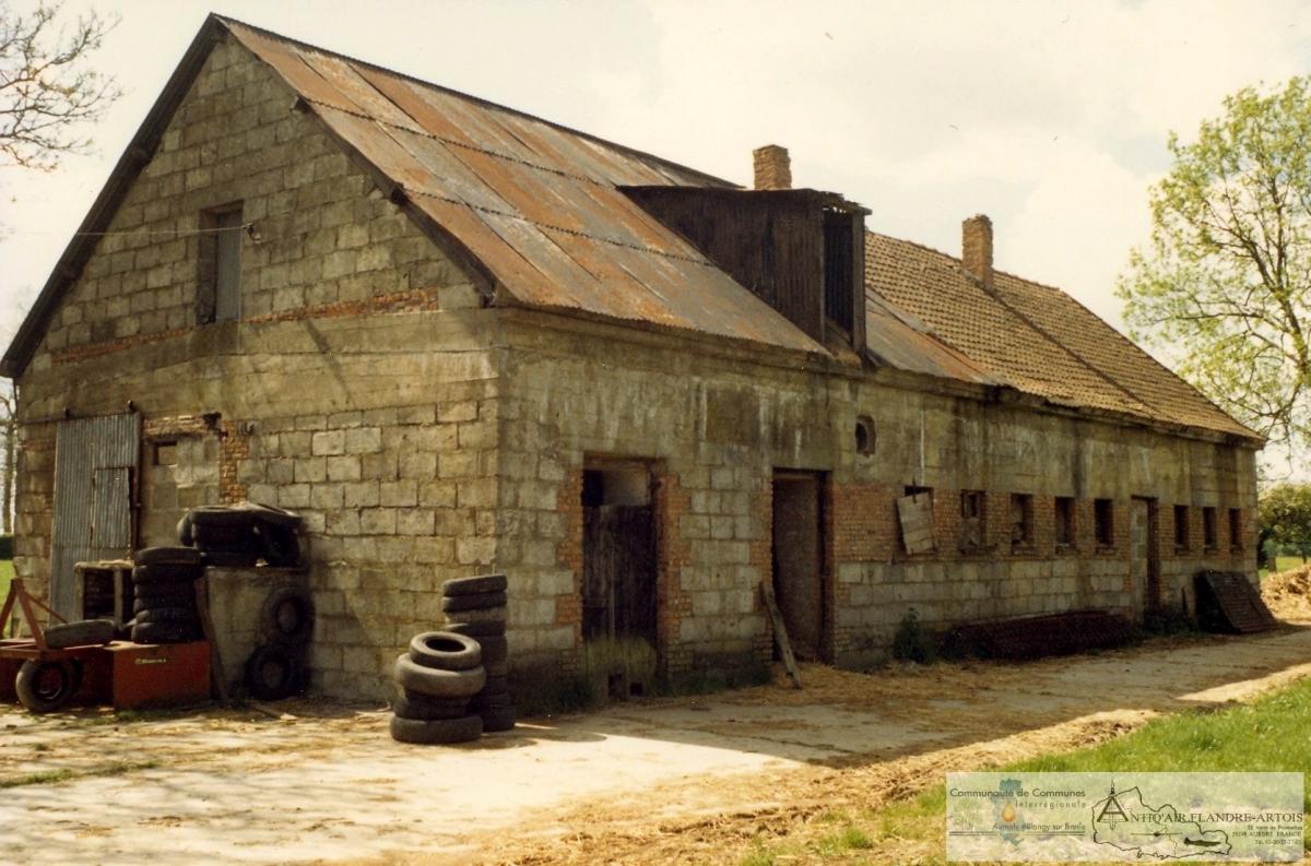Le bâtiment de montages préliminaires camouflé en construction agricole (1970)