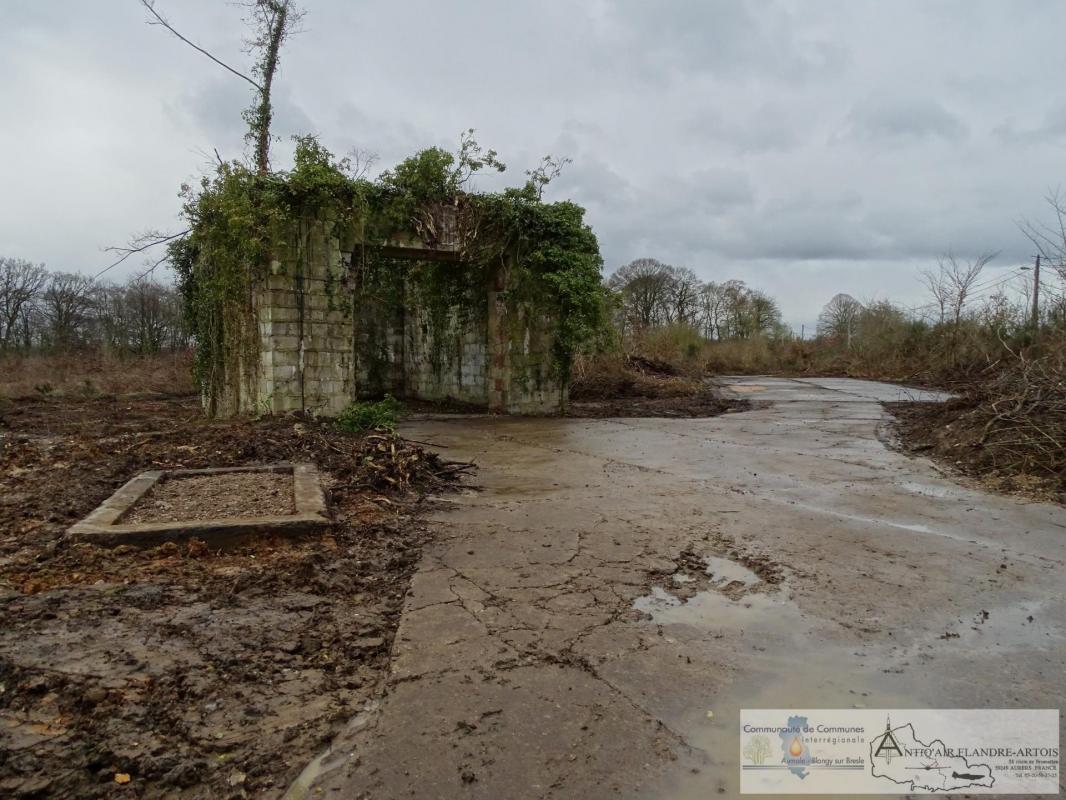 Le garage pour compresseur avec au premier plan à gauche l'une des cuves à eau et au second plan à droite la plateforme de montage