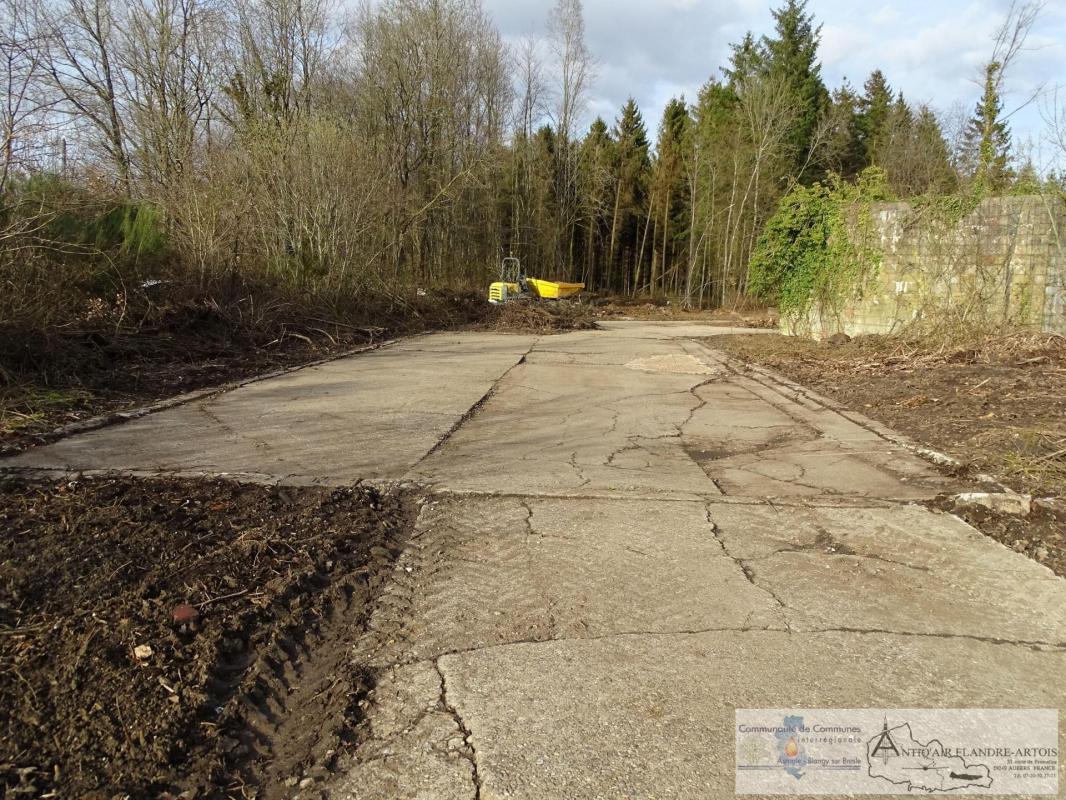 La plateforme de montage avec le garage pour compresseur sur la droite