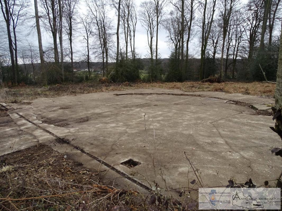 La plateforme amagnétique avec au premier plan un des puits prévus pour accueillir les poteaux supportant la charpente
