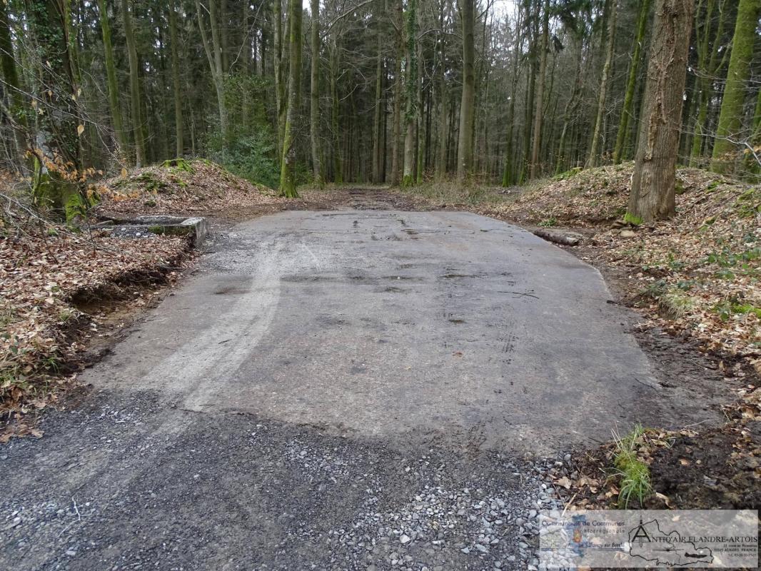 La rampe de lancement, on distingue une cuve à eau sur la gauche