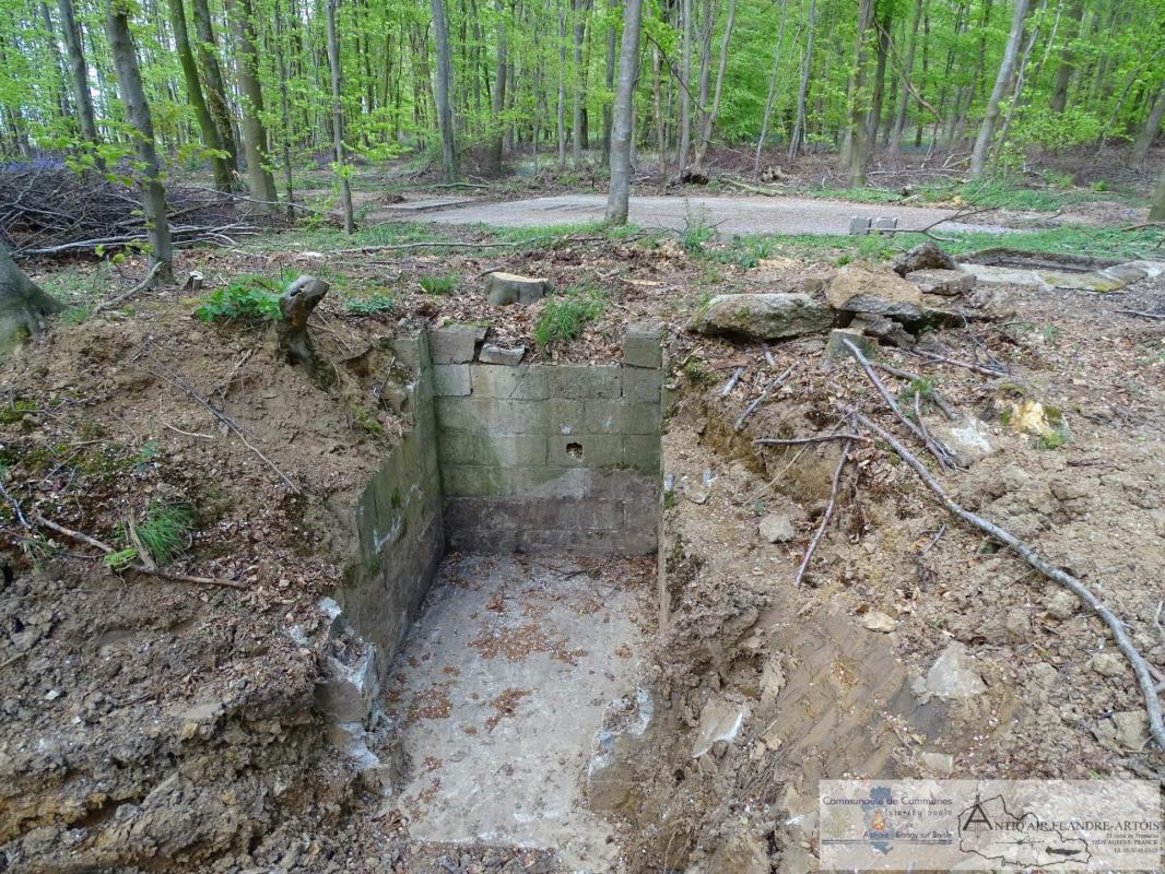 Le bunker de tir et la rampe de lancement en arrière-plan
