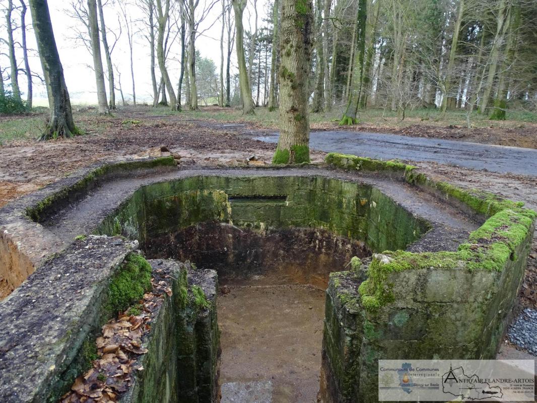 Le bunker de tir avec au second plan la rampe de lancement