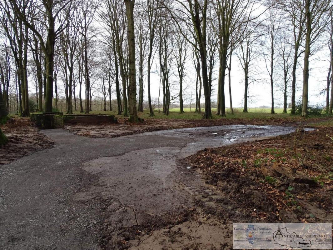 Le bunker de tir sur la gauche et le début de la rampe de lancement sur la droite