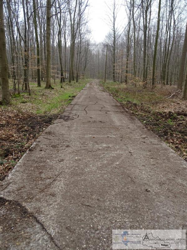 La piste bétonnée menant à la plateforme amagnétique